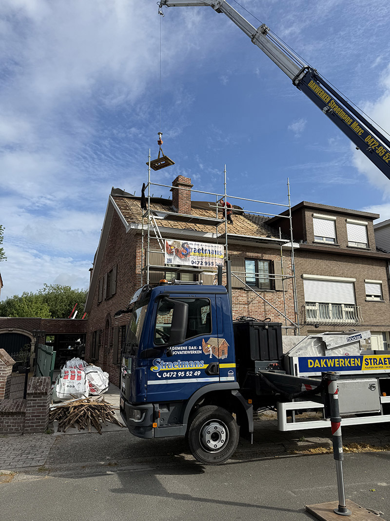 Tijdens de dakwerken in Aalst, waar oude pannen verwijderd werden en nieuwe isolatie werd voorbereid.